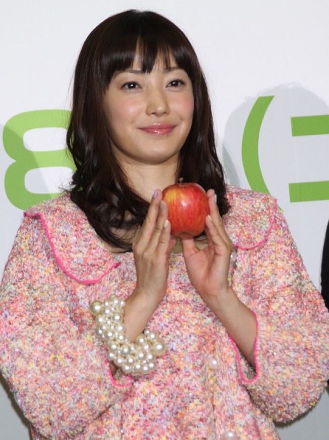 『奇跡のリンゴ』完成報告会見に登場した菅野美穂