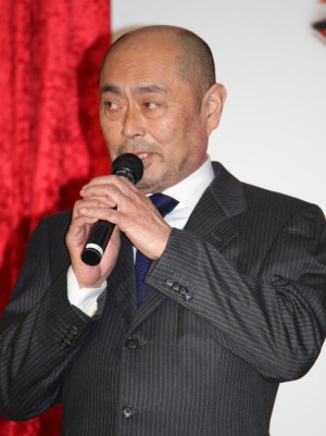 『藁の楯　わらのたて』レッドカーペットに登場した伊武雅刀