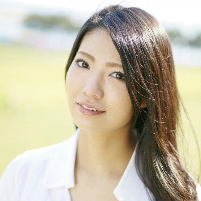 AKB48・倉持明日香 デビューシングルジャケット写真5種でガチンコバトル！