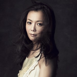 往年のヒット曲を今の歌声で歌ったセルフカバーアルバムを発売することが決定した華原朋美