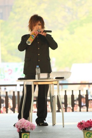 ラジオ公開収録に参加したゴールデンボンバー・鬼龍院翔