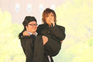 ラジオ公開収録に参加したゴールデンボンバー・鬼龍院翔