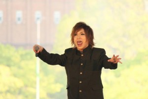 ラジオ公開収録に参加したゴールデンボンバー・鬼龍院翔