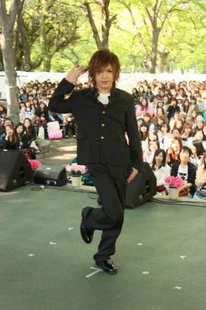 ラジオ公開収録に参加したゴールデンボンバー・鬼龍院翔