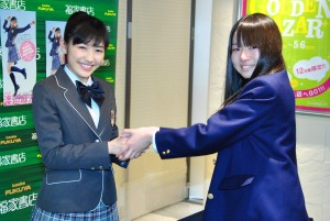 ソロ2nd写真集刊行記念握手会に制服で登場したまゆゆ