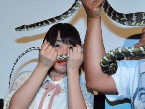 『シー・トレマーズ』公開記念イベントに登場したAKB48の川栄李奈