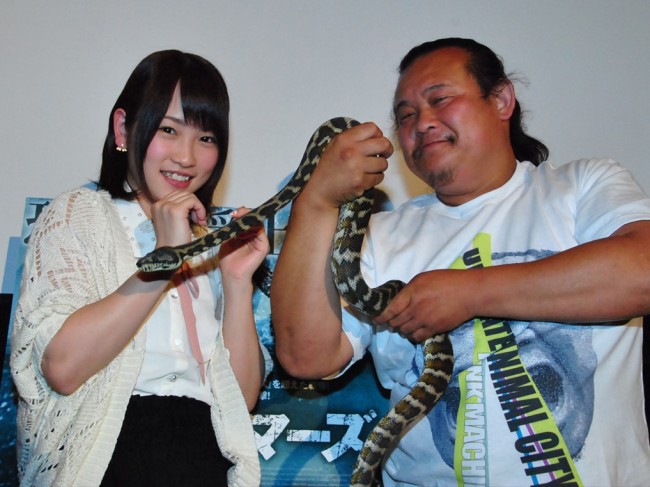 『シー・トレマーズ』公開記念イベントに登場したAKB48の川栄李奈、パンク町田