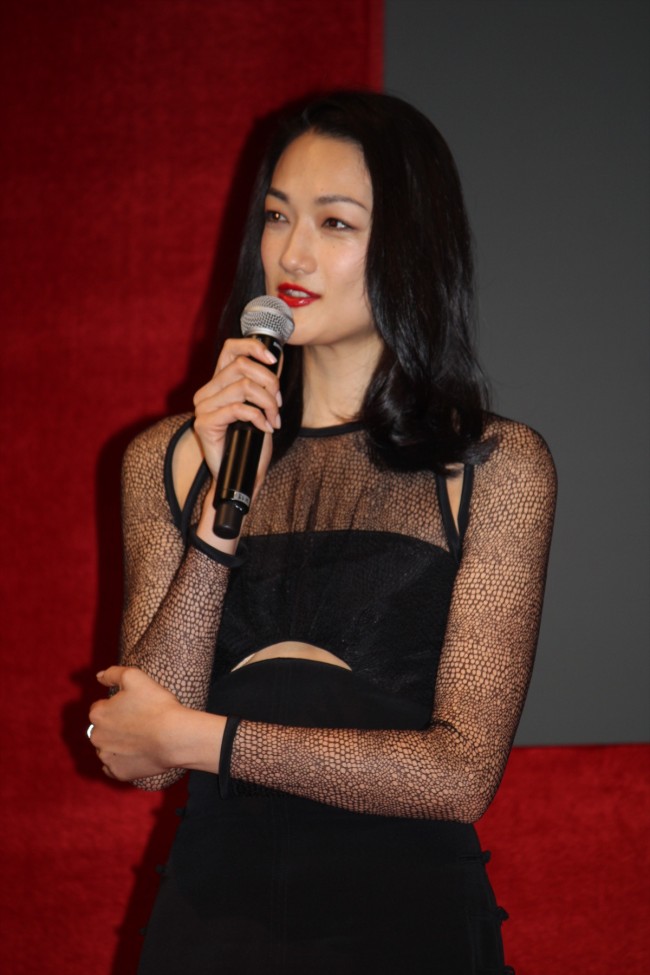 松本人志監督最新作『R100』製作報告会見に登場した冨永愛