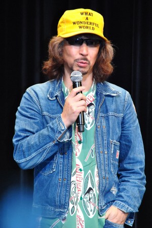 『俺俺』特別試写会に登場した三木聡監督