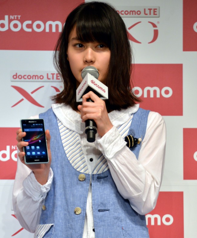 NTTドコモ新商品発表会に出席した渡辺謙、石原さとみ