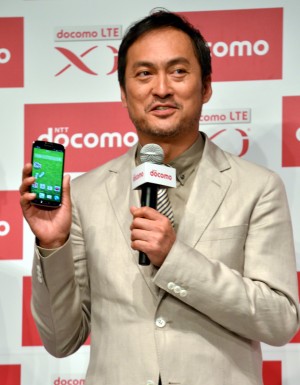 NTTドコモ新商品発表会に出席した渡辺謙