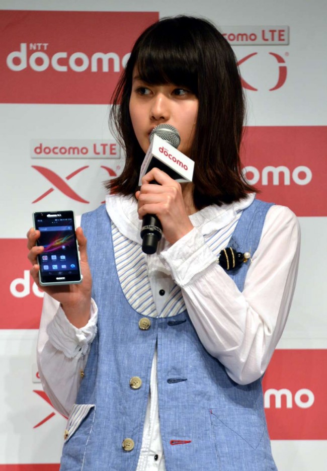NTTドコモ新商品発表会に出席した渡辺謙、石原さとみ