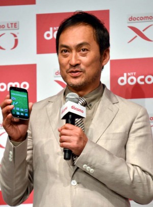 NTTドコモ新商品発表会に出席した渡辺謙