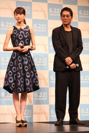 『100回泣くこと』完成披露試写会に登壇した桐谷美玲と大杉漣