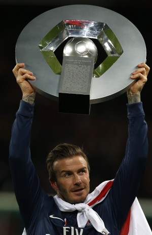 最後の試合でトロフィをかかげるベッカム　