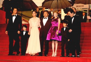 （左から）福山雅治、二宮慶多、尾野真千子、是枝裕和監督、真木よう子、黄升炫、リリー・フランキー