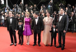 （左から）リリー・フランキー、黄升炫、真木よう子、是枝裕和監督、尾野真千子、二宮慶多、福山雅治