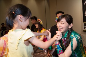 SKE48の石田安奈、大矢真那、木崎ゆりあが台北にあるAKB48オフィシャルショップを初訪問