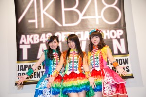 SKE48の石田安奈、大矢真那、木崎ゆりあが台北にあるAKB48オフィシャルショップを初訪問