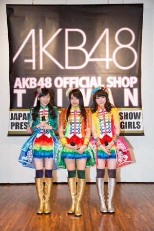 SKE48の石田安奈、大矢真那、木崎ゆりあが台北にあるAKB48オフィシャルショップを初訪問