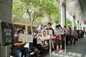 SKE48の石田安奈、大矢真那、木崎ゆりあが台北にあるAKB48オフィシャルショップを初訪問