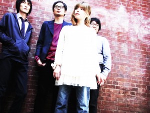 英国で大きな注目を集めている日本人4人組バンドtaffy