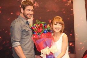 『エンド・オブ・ホワイトハウス』来日記者会見に登場したジェラルド・バトラー、鈴木奈々