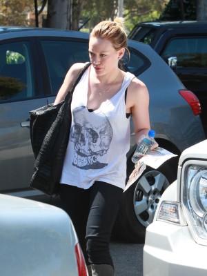 ヒラリー・ダフはヘアーサロンのお供に