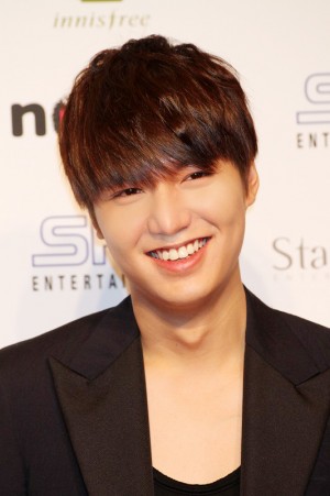 昨年12月に来日貴社会見を開いたイ・ミンホ