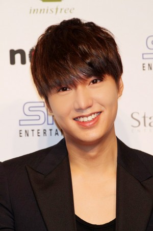 昨年12月に来日貴社会見を開いたイ・ミンホ