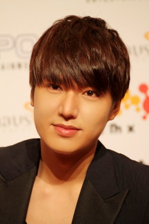 昨年12月に来日貴社会見を開いたイ・ミンホ