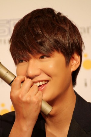 昨年12月に来日貴社会見を開いたイ・ミンホ