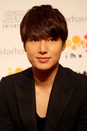 昨年12月に来日貴社会見を開いたイ・ミンホ