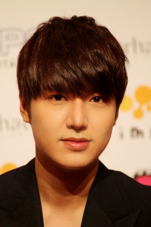 昨年12月に来日貴社会見を開いたイ・ミンホ