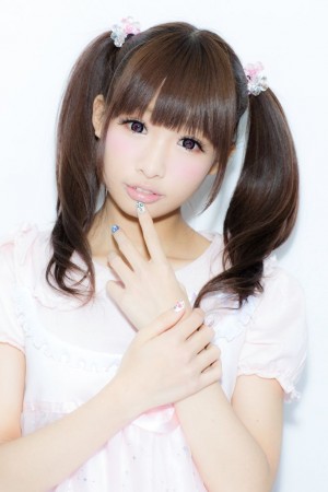 アニメ『どーにゃつ』の応援隊長兼「ローニャ」のCVを担当する椎名ひかり