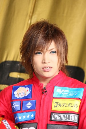 『ワイルド・スピード EURO MISSION』イタ車お披露目式に登場したゴールデンボンバー鬼龍院翔