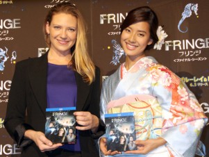 『FRINGE／フリンジ』来日イベントに登場した、主演アナ・トーヴとゲストのすみれ