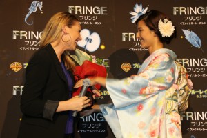 『FRINGE／フリンジ』来日イベントに登場した、主演アナ・トーヴとゲストのすみれ