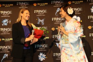 『FRINGE／フリンジ』来日イベントに登場した、主演アナ・トーヴとゲストのすみれ
