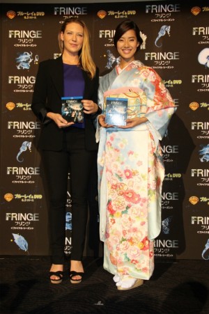 『FRINGE／フリンジ』来日イベントに登場した、主演アナ・トーヴとゲストのすみれ