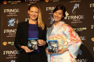 『FRINGE／フリンジ』来日イベントに登場した、主演アナ・トーヴとゲストのすみれ