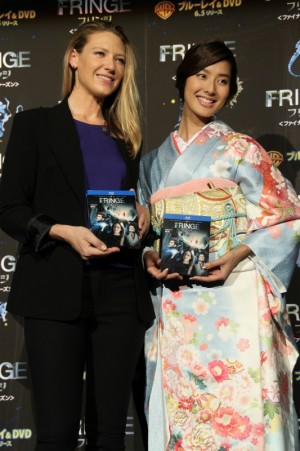 『FRINGE／フリンジ』来日イベントに登場した、主演アナ・トーヴとゲストのすみれ