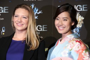 『FRINGE／フリンジ』来日イベントに登場した、主演アナ・トーヴとゲストのすみれ