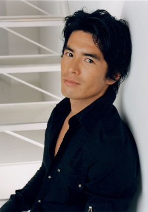 飯田ヨキ役　伊藤英明