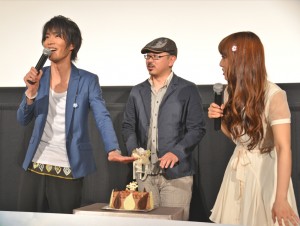 キリンケーキに興奮する細谷、日笠、牧原監督の3人