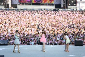 「AKB48　スーパーフェスティバル～日産スタジアム、小（ち）っちぇっ！小（ち）っちゃ くないし!!～」の様子