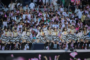 「AKB48　スーパーフェスティバル～日産スタジアム、小（ち）っちぇっ！小（ち）っちゃ くないし!!～」の様子