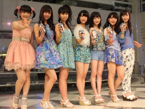 今夏メジャーデビューが決定したハロプロ研修生ユニットJuice＝Juiceと仲間に入りたそうな先輩・ももち（左）