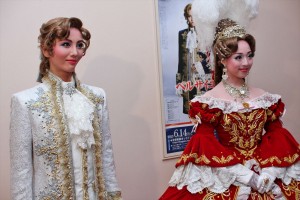 壮一帆、愛加あゆ、宝塚歌劇団雪組公演『ベルサイユのばら』－フェルゼン編－囲み取材の様子