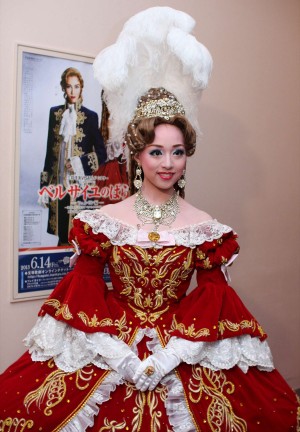 愛加あゆ、宝塚歌劇団雪組公演『ベルサイユのばら』－フェルゼン編－囲み取材の様子